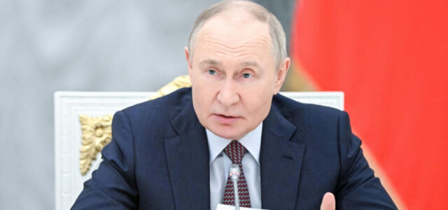 Путин на ПМЭФ оценит экономическое развитие страны, заявил Песков