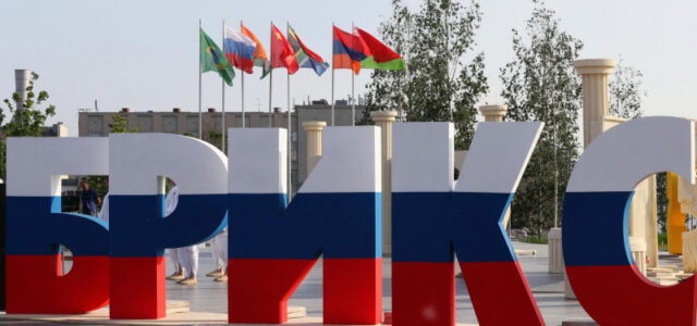 Россия и БРИКС будут строить систему равного сотрудничества, заявил Путин