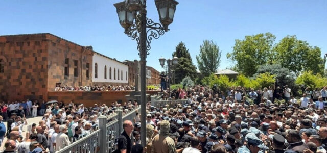 В Армянской церкви назвали вторжение в духовный центр позором