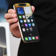 В Госдуме оценили возможность обязать Apple предустанавливать нацмессенджер