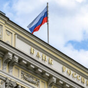 Банки продолжают снижать ставки по вкладам и кредитам