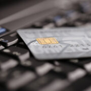 ЦБ обсудит ограничение по количеству банковских карт на человека
