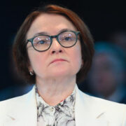 ЦБ резко снизил ключевую ставку. Что будет с инфляцией, кредитами и рублем