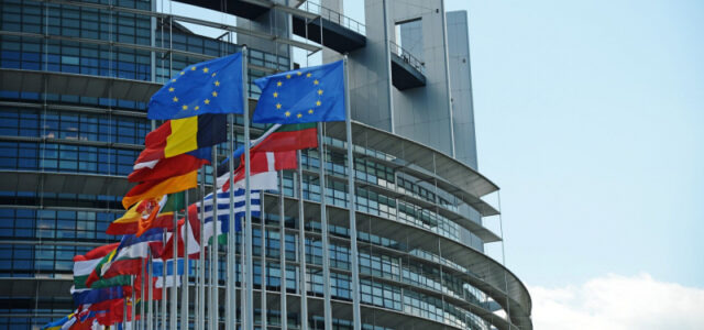 Европарламент обсудит вотум недоверия главе Еврокомиссии