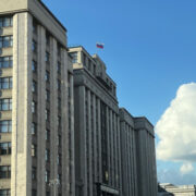 Комитет Госдумы поддержал новые пошлины для автовладельцев и мигрантов