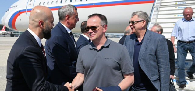Мединский прилетел на переговоры с Украиной в футболке Putin Team