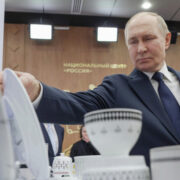 Путин поддержал идею о творческих лабораториях на предприятиях