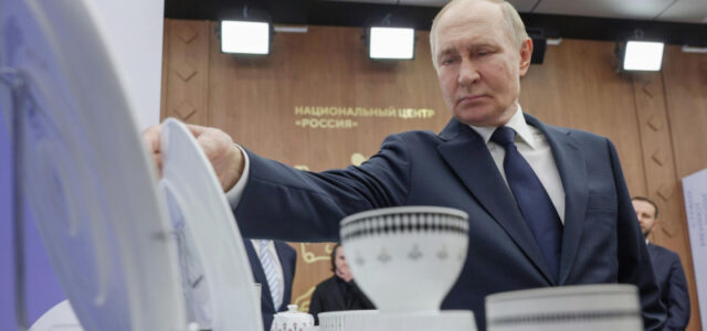 Путин поддержал идею о творческих лабораториях на предприятиях