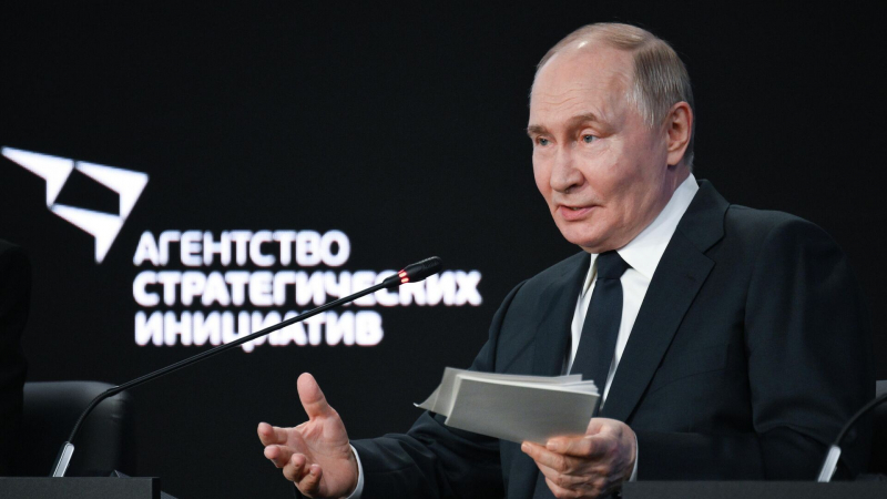 Путин пообещал передать Трампу привет от участников форума АСИ