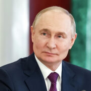 Путин поручил принять меры по поддержке обрабатывающей промышленности