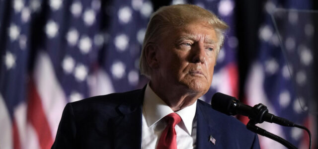 Трамп рассматривал возможность помилования подруги Эпстина, пишут СМИ