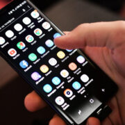 В России открыли предзаказ на новые складные смартфоны Samsung