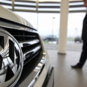 Volkswagen закроет завод в Китае, пишут СМИ