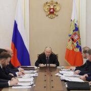 Путин на совещании по экономике: российским нефтегазовым компаниям стоит подумать над зрелым решением по доходам