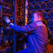 Майнеры финансируют переход к ИИ за счет продажи биткоинов