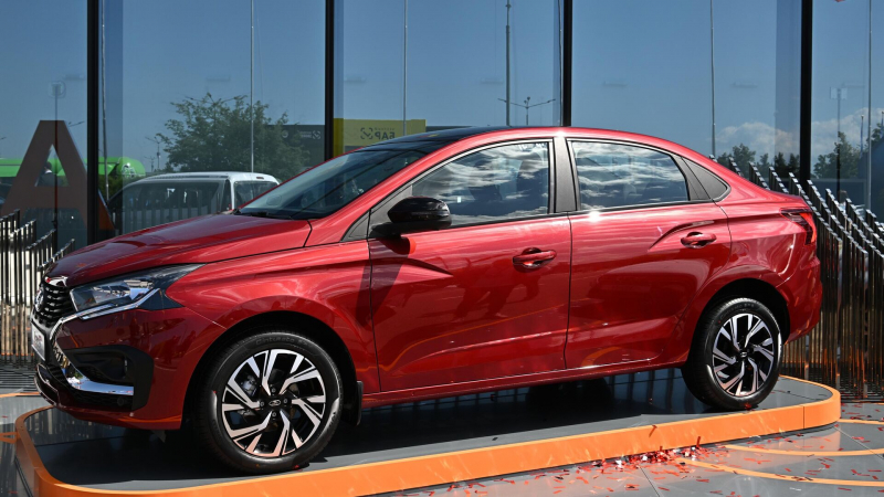"АвтоВАЗ" показал модель Lada Iskra в цвете табаско