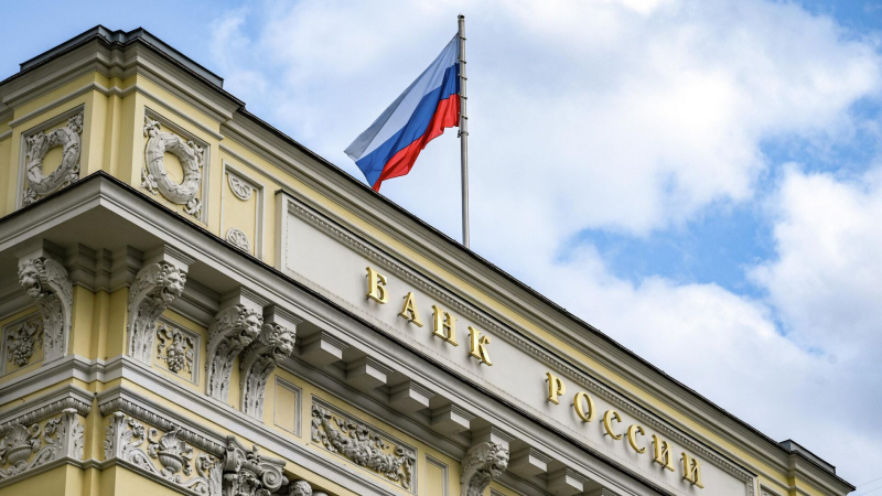 Банки продолжают снижать ставки по вкладам и кредитам