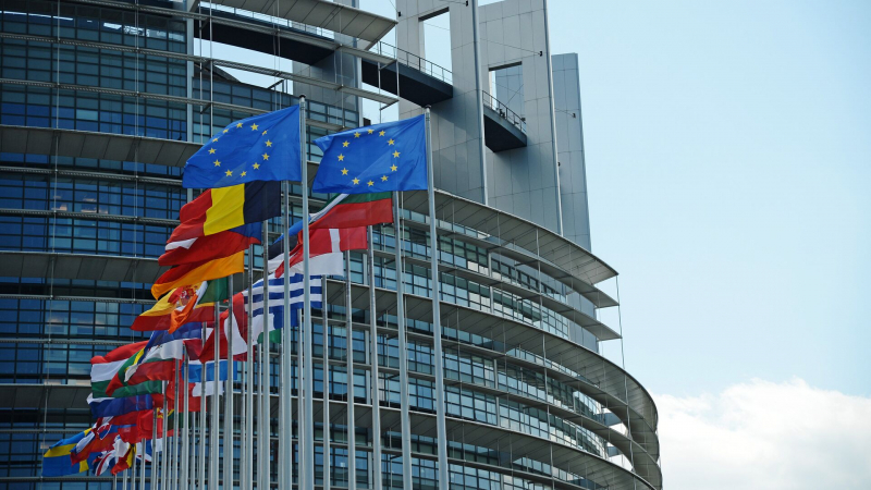 Европарламент обсудит вотум недоверия главе Еврокомиссии