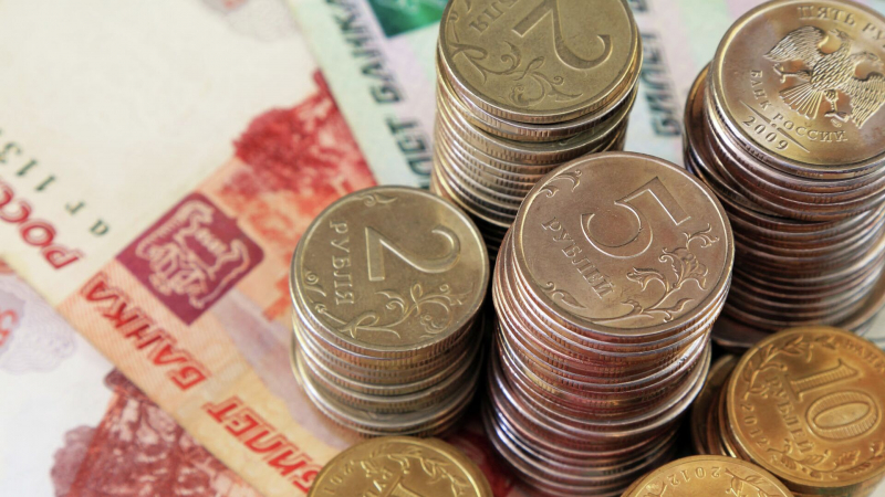 Курс рубля по итогам торгов понедельника вырос к юаню