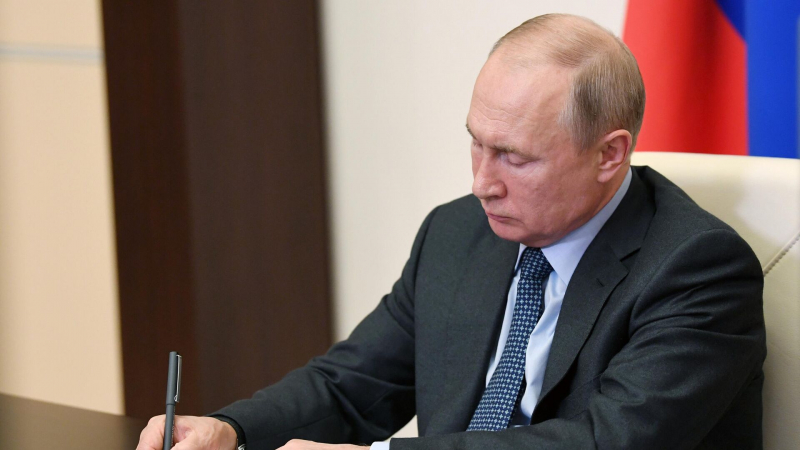 Путин подписал закон о конфискованных немаркированных товарах
