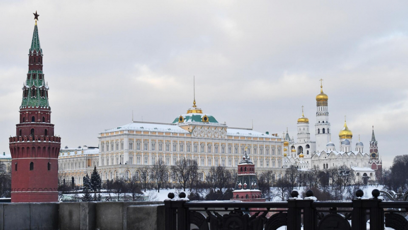 Россия прорабатывает ответ на американские санкции, заявили в Кремле